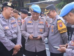 Propam Polres Blitar Kota Periksa HP Anggota, Antisipasi Judi Online dan Pinjol Propam Polres Blitar Kota Periksa HP Anggota, Antisipasi Judi Online dan Pinjol