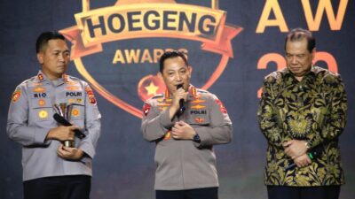 Kapolri Jendral Listyo Sigit Meneteskan Air Mata Terharu dengam Hoegeng Awards 2024