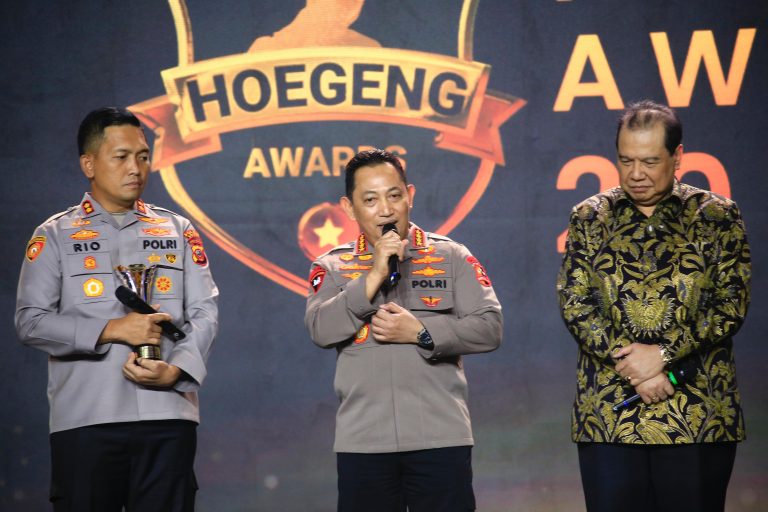 Kapolri Jendral Listyo Sigit Meneteskan Air Mata Terharu dengam Hoegeng Awards 2024