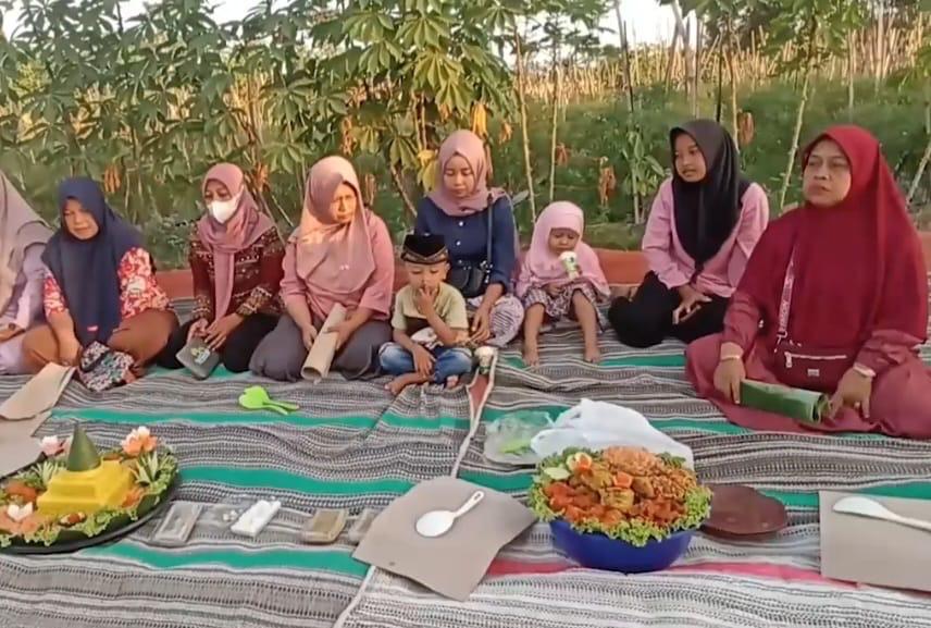 Panen Melimpah, Warga Kauman Srengat Gelar Selamatan di Sawah Syukuran Panen Melimpah, Warga Kauman Srengat Gelar Selamatan di Sawah