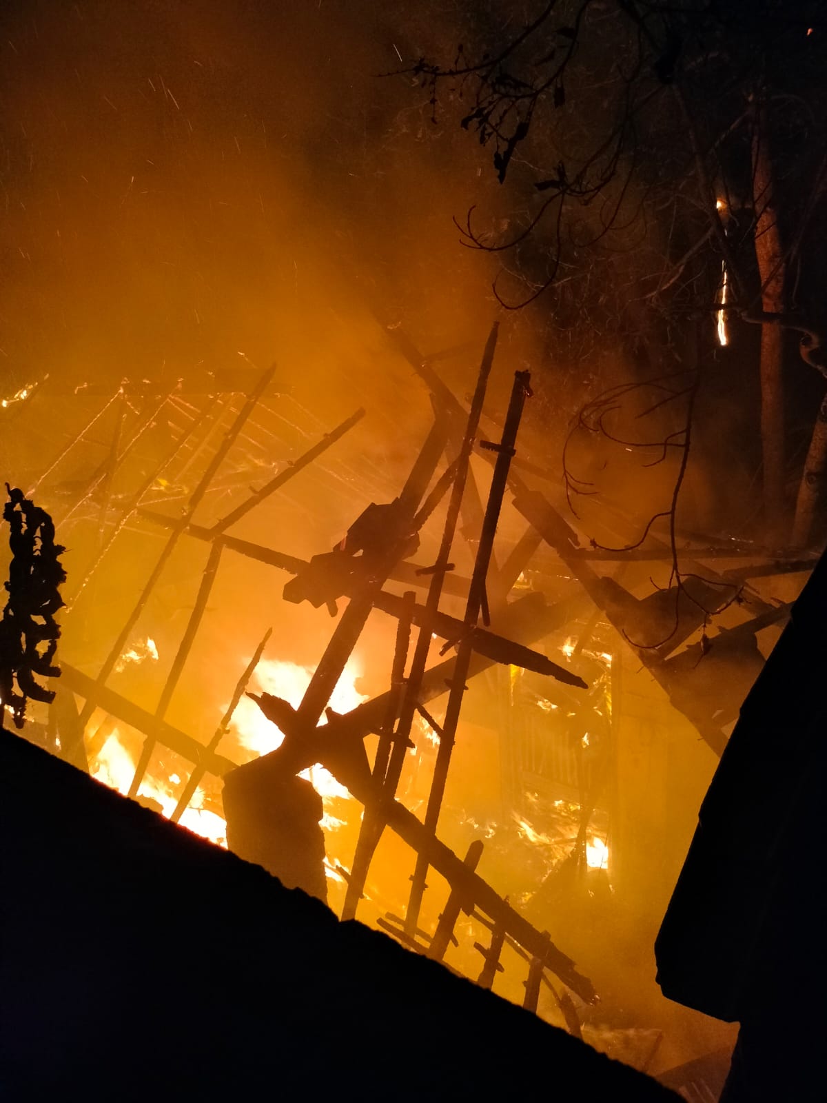 Kebakaran Dapur Milik Istiono Warga Kelurahan Bence, Kecamatan Garum, Kabupaten Blitar.