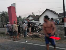 Pikap Menabrak Kereta Api di Blitar, Sopir Terlempar dan Meninggal Pikap Menabrak Kereta Api di Blitar, Sopir Terlempar dan Meninggal