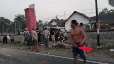 Pikap Menabrak Kereta Api di Blitar, Sopir Terlempar dan Meninggal 