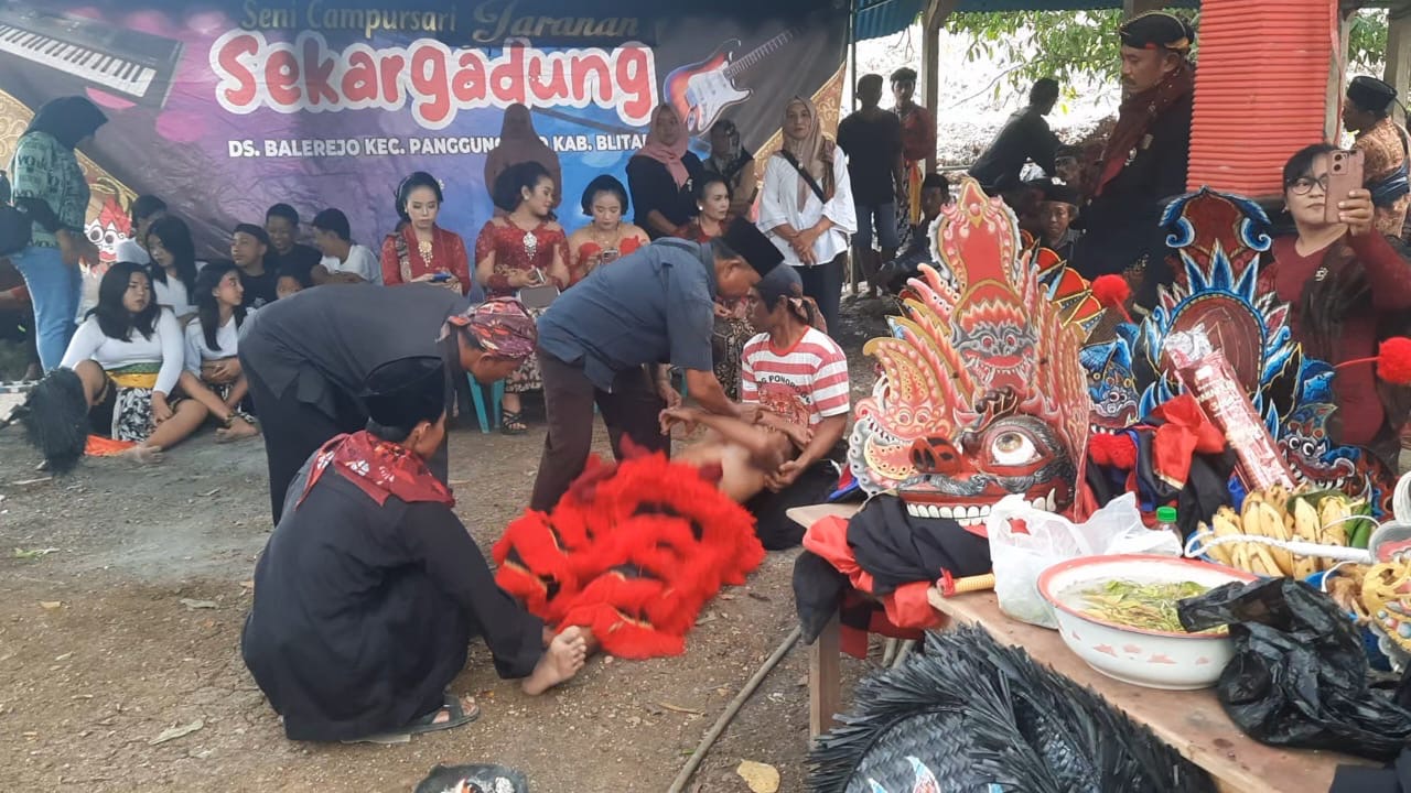 Kesurupan Warnai Ritual Sedekah Bumi di Desa Balerejo, Blitar Pemain Kesenian Jaranan Kesurupan saat Pentas di Sedekah Bumi, Desa Balerejo, Kecamatan Panggungrejo, Kabupaten Blitar