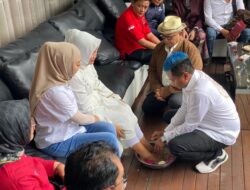 Beky Basuh Kaki Ibu dan Diiringi Sholawat Jibril Sebelum Berangkat Daftar ke KPU Kabupaten Blitar Beky Basuh Kaki Ibu dan Diiringi Sholawat Jibril Sebelum Berangkat Daftar ke KPU Kabupaten Blitar