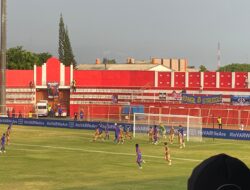 Babak Pertama, Jual Beli Serangan, Arema FC vs Dewa United Skor Kaca Mata Babak Pertama, Jual Beli Serangan, Arema FC vs Dewa United Skor Kaca Mata