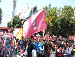 Ricuh Tolak RUU Pilkada, Ormek Cipayung Plus di Kota Blitar Demo di Hari Pelantikan Anggota DPRD Baru Ricuh Tolak RUU Pilkada, Ormek Cipayung Plus di Kota Blitar Demo di Hari Pelantikan Anggota DPRD Baru