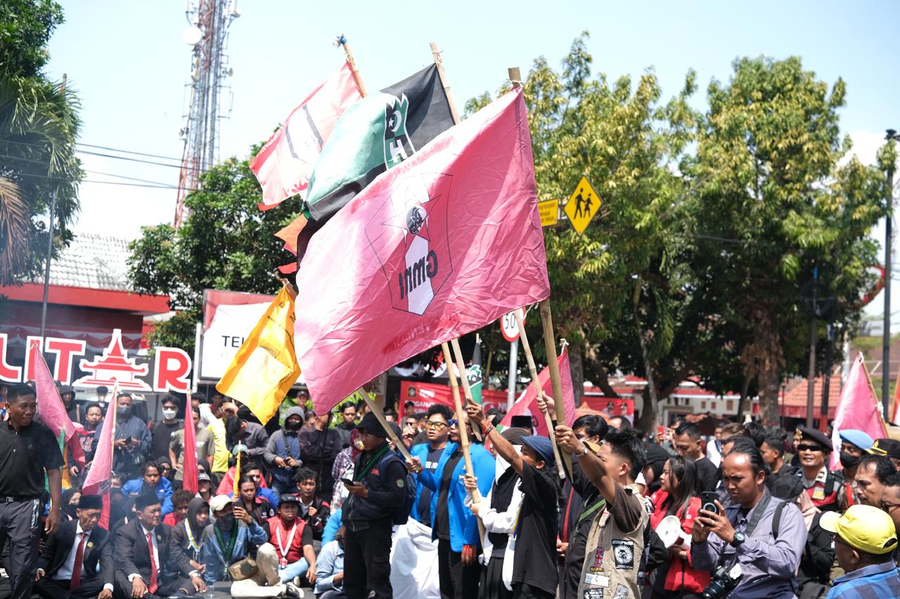 Ricuh Tolak RUU Pilkada, Ormek Cipayung Plus di Kota Blitar Demo di Hari Pelantikan Anggota DPRD Baru Mahasiswa di Blitar Demo Tolak RUU Pilkada