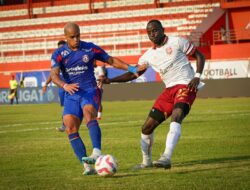 Ditegur LIB, Arema FC Komitmen Perbaiki Lapangan Stadion Supriyadi Blitar Ditegur LIB, Arema FC Komitmen Perbaiki Lapangan Stadion Supriyadi Blitar