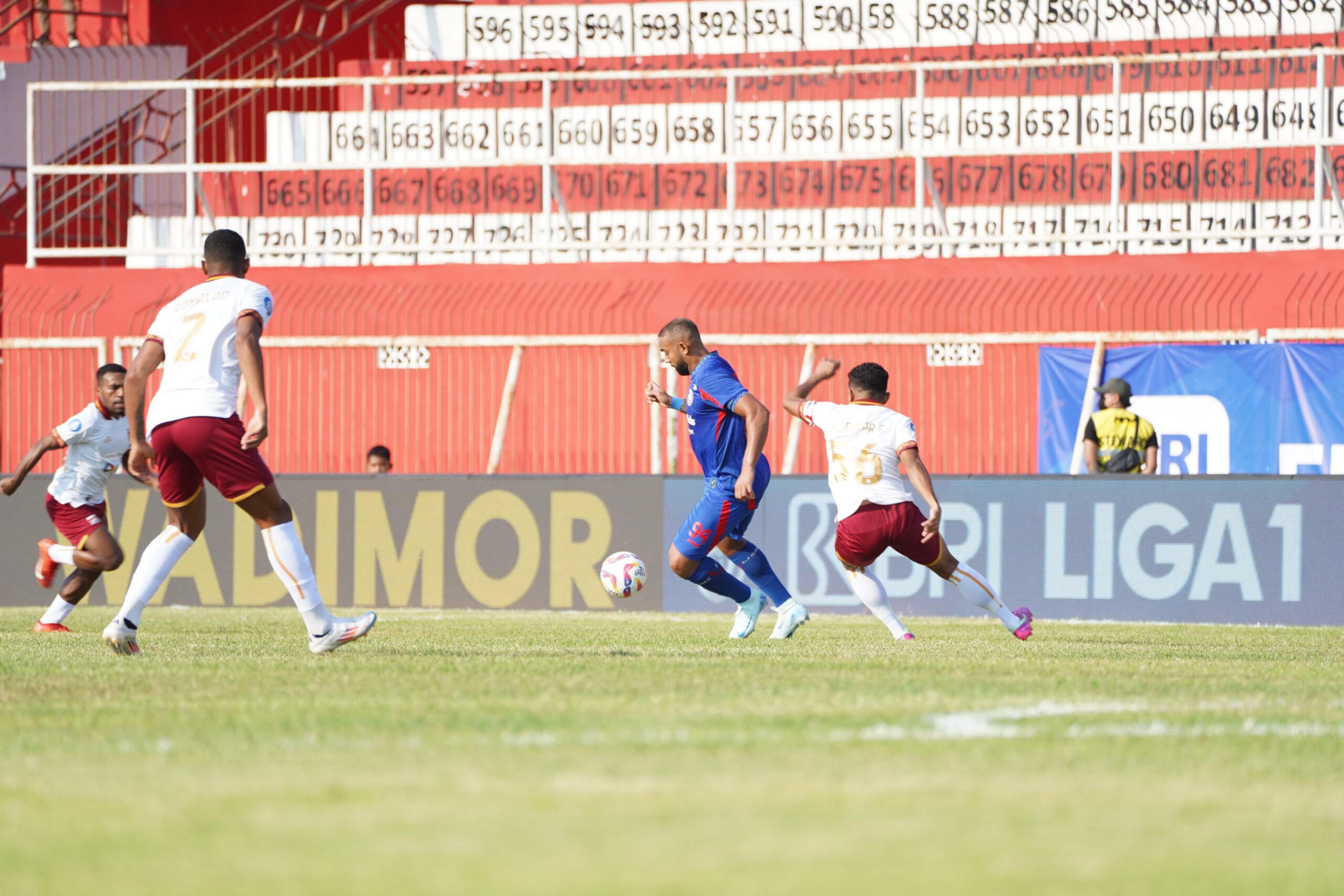 Pasca Piala Soeratin, Arema FC Sesalkan Rumput Stadion Soepriadi Rusak Arema FC vs Borneo