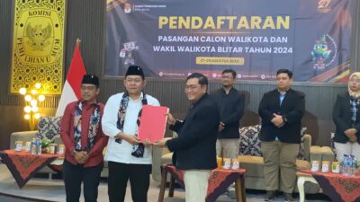 Bawaslu Temui Nomor yang Keliru saat Konfirmasi Videocall Dukungan Pasangan Mas Ibin dan Elim Bakal Calon Walikota dan Wakil Walikota Blitar Bambang Rianto dan Bayu Setyo Kuncoro Mendaftar ke KPU Kota Blitar