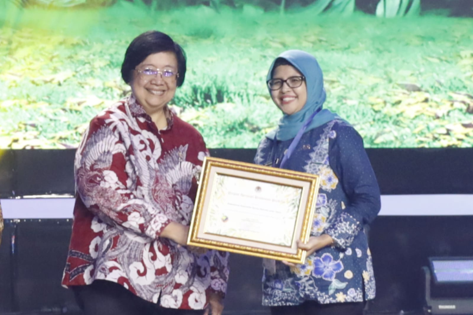 Pemkab Blitar Terima Penghargaan Pembinaan Program Kampung Iklim (PROKLIM) 2024 dari Menteri LH dan Kehutanan RI Pemkab Blitar Terima Penghargaan Pembinaan Program Kampung Iklim (PROKLIM) 2024 dari Menteri LH dan Kehutanan RI