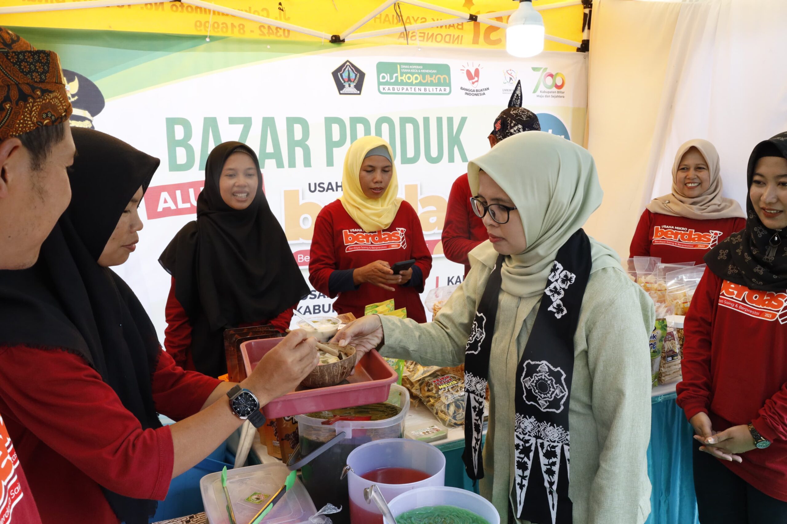 Hari Jadi Blitar ke-700, Pemkab Blitar Gelar Pesta Rakyat dan Pameran Produk UMKM Bupati Blitar Hj Rini Syarifah Mengunjungi salah satu Stand UMKM/IKM di Aun-alun Kanigoro