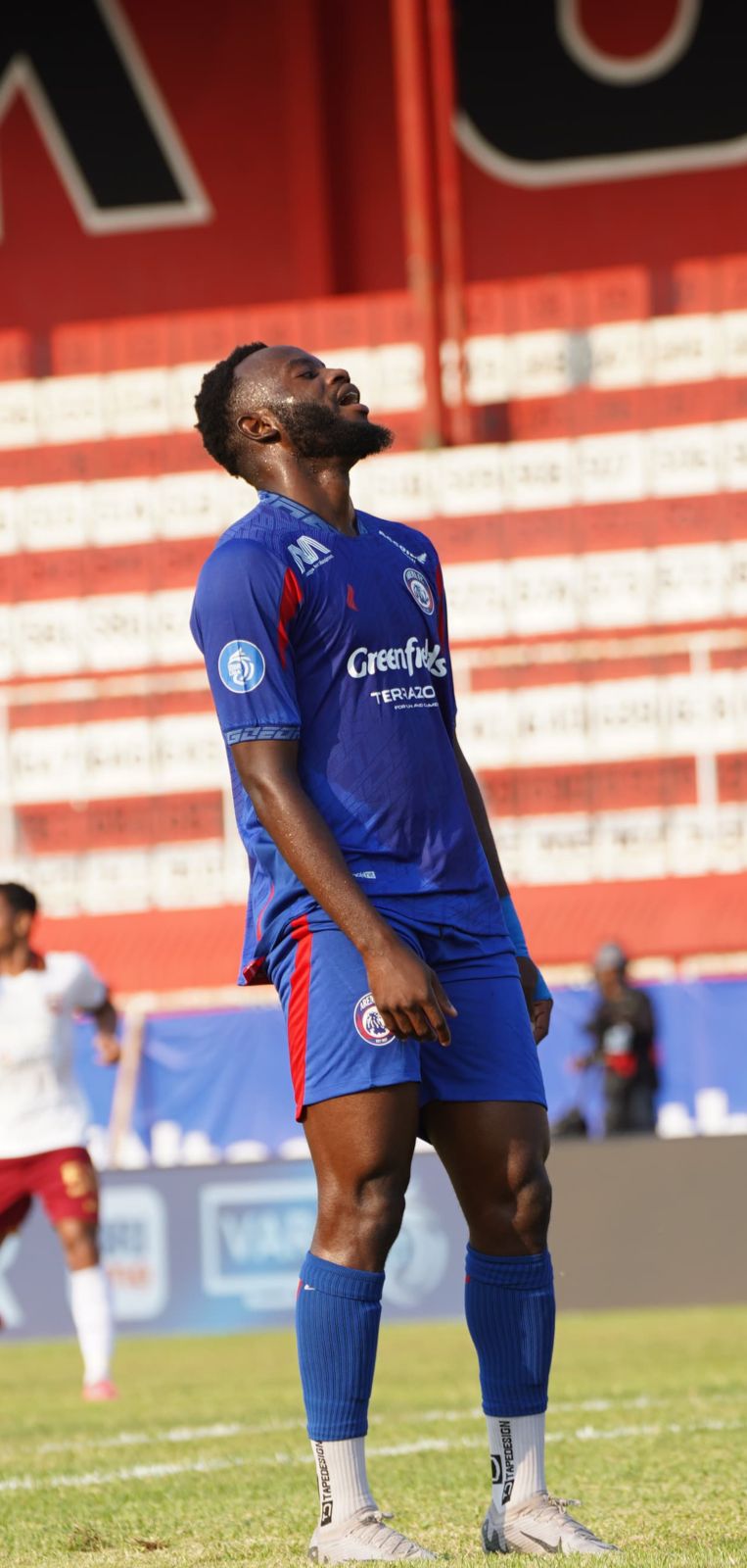 Charles Lokolingoy, pemain Arema FC frustasi usai tak bisa robek gawang Borneo FC, Sabtu (17/8/2024).