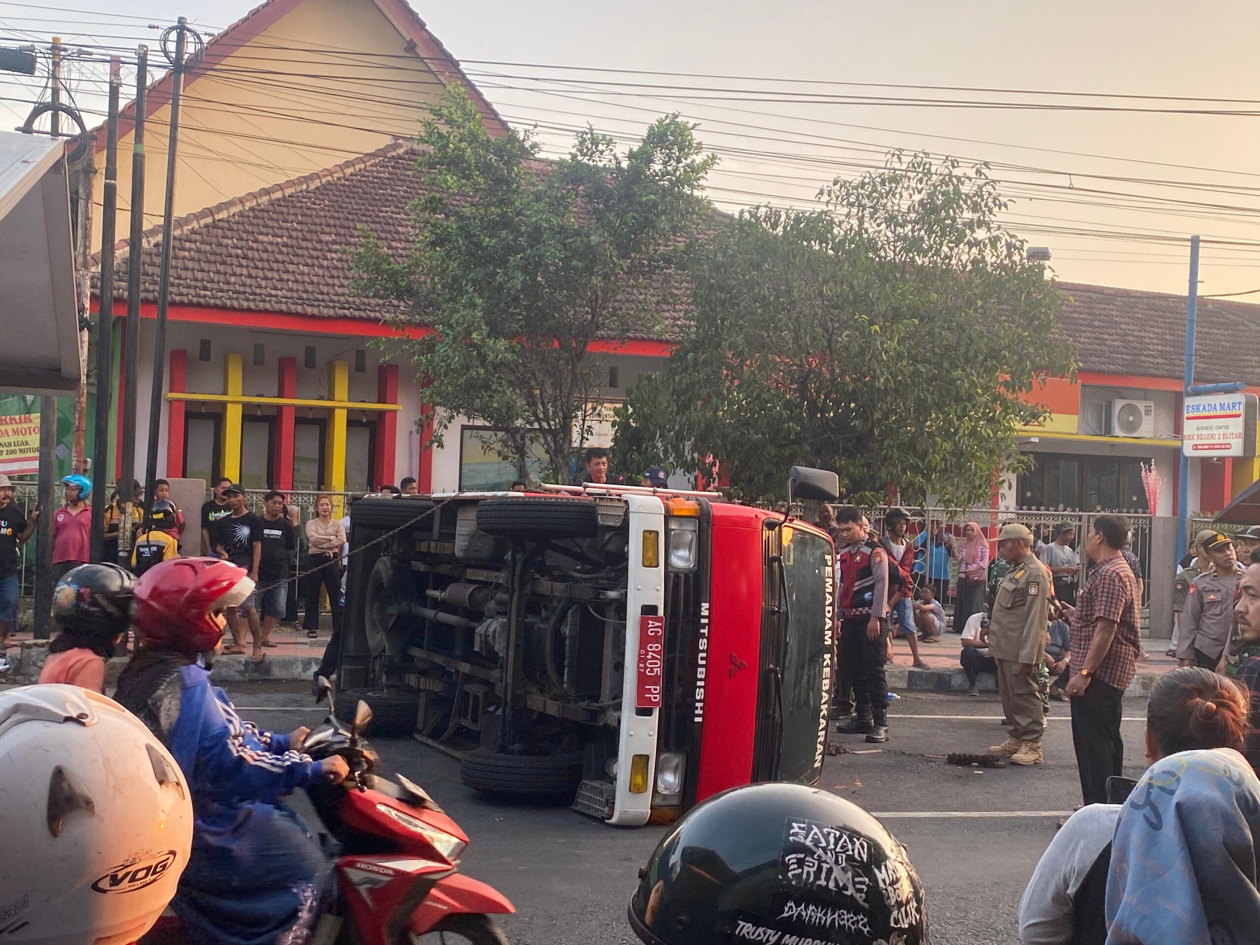 Ini Kronologi Mobil Damkar Kecelakaan saat Hendak Padamkan Kebkaran di Kota Blitar Terguling di Jalan Raya Tanjung Kota Blitar