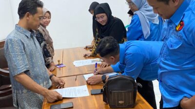 Panwascam Kecamatan Garum Mencocokan Data Pemilih saat Rapat Pleno Terbua Rekapitulasi Daftar Pemilih Hasil Pemutakhiran (DPHP)