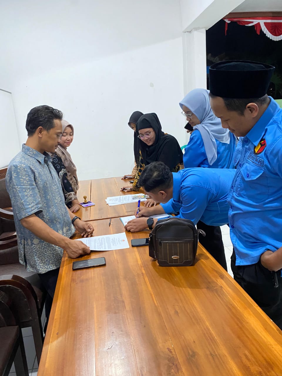 Panwascam Garum Temukan Indikasi Data Pemilih tidak Singkron Panwascam Kecamatan Garum Mencocokan Data Pemilih saat Rapat Pleno Terbua Rekapitulasi Daftar Pemilih Hasil Pemutakhiran (DPHP)
