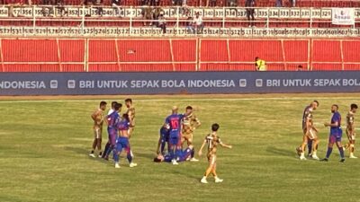 Pemain Arema FC Cidera di Tengah Lapangan