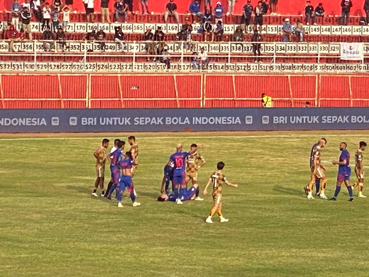 Pelatih Dewa United Kritik Rumput Stadion Supriyadi, Egy Maulana Fikri hanya Bermain 45 Menit Pemain Arema FC Cidera di Tengah Lapangan