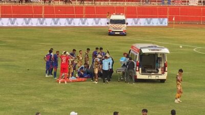 Benturan Sesama Pemain Arema FC, Julian Guevara Dilarikan ke Rumah Sakit 