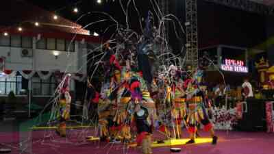 Pertunjukan salah satu pemenang lomba BEN Carnival di Resepsi HUT RI ke-79 Pemreintah Kota Blitar