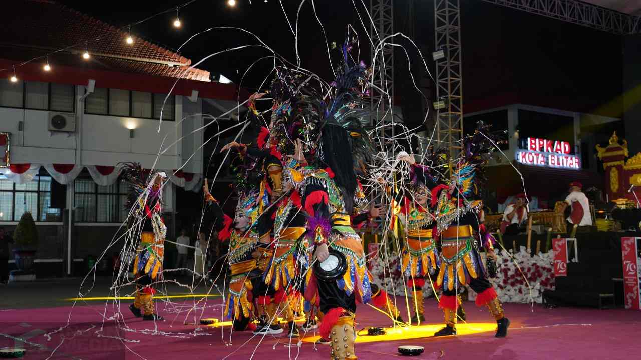 Resepsi HUT RI Ke-79, Pemkot Kota Blitar Tampilkan Para Pemenang Lomba Agustusan Pertunjukan salah satu pemenang lomba BEN Carnival di Resepsi HUT RI ke-79 Pemreintah Kota Blitar