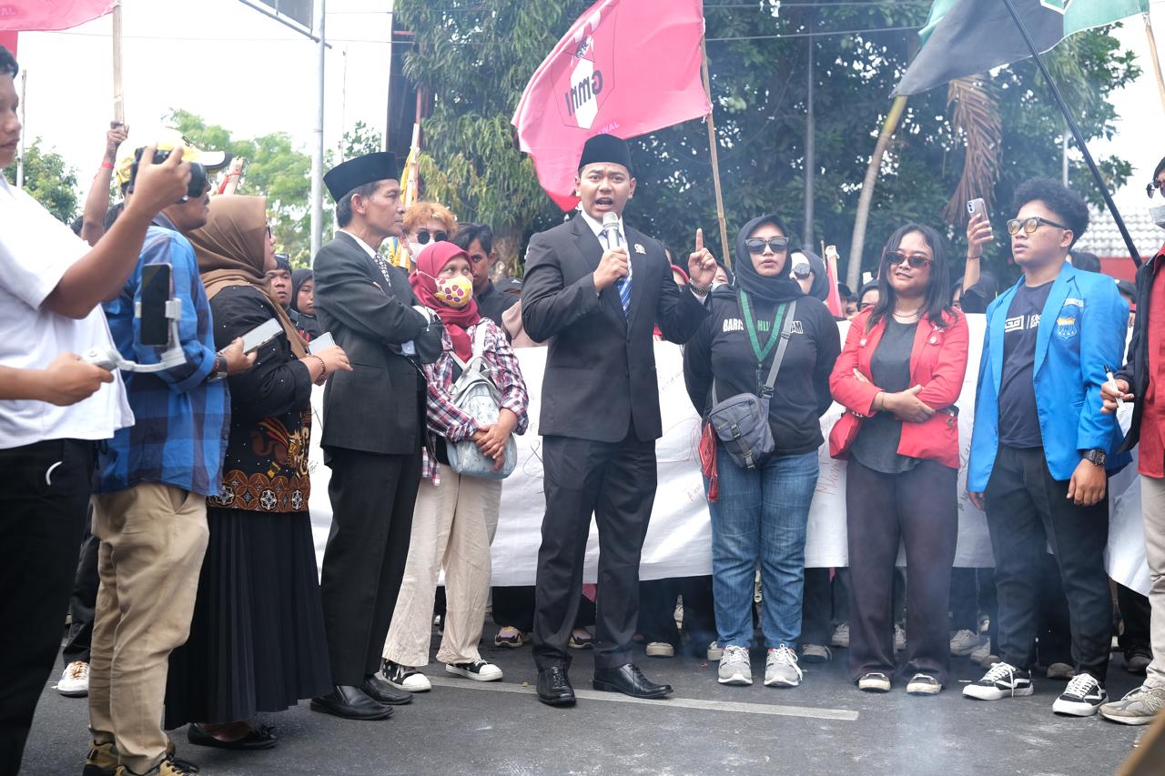 Dewan Termuda dan Baru Dilantik, Raihan Tsany Temui Demo Mahasiswa Tolak RUU Pilkada M.Raihan Tsany Azura Anggota DPRD Kota Blitar termuda menyambut hangat aksi puluhan Mahasiswa Cipayung Plus yang Demo Menolak RUU Pilkada