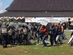 Ricuh Penanganan Demontrans di Kantor Bupati Blitar, Apa Kaitan dengan Pilkada ? Ricuh Penanganan Demontrans di Kantor Bupati Blitar, Apa Kaitan dengan Pilkada ?