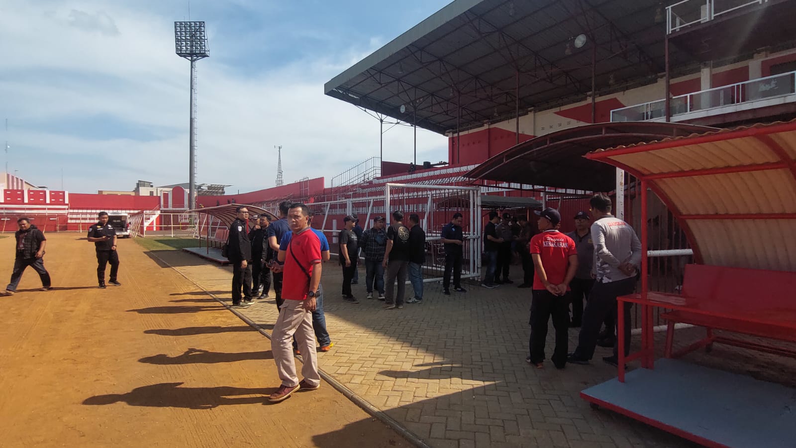 Arema FC : Aremania Diminta Disiplin, Kesempatan Emas Pulihkan Citra Berkandang di Blitar Tim Risk Assessment Mabes Polri Memeriksa Stadion Supriyadi untuk Dijadikan Kandang Arema FC