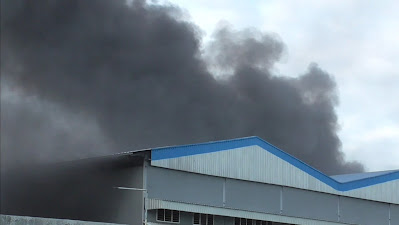 Kebakaran Pabrik Aksesoris Pakaian di Sidoarjo, 8 Mobil Pemadam Diterjunkan Pabrik Aksesoris Pakaian Terbakar