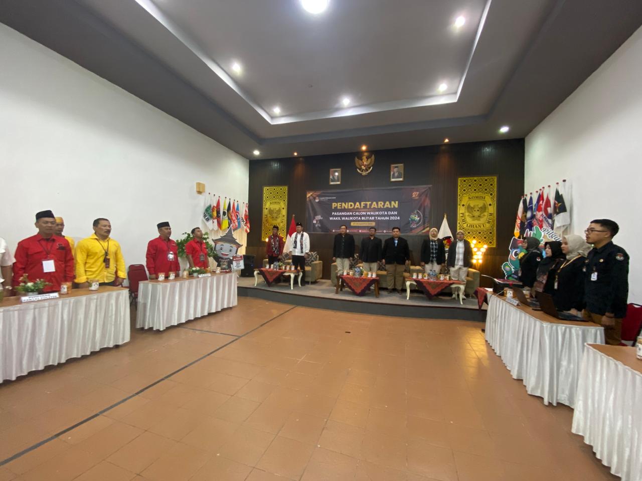 Partai Golkar Kota Blitar Pilih Bambang-Bayu karena Paham Kebutuhan Warga Kota Blitar pasangan bakal calon walikota blitar Bambang Rianto dan bayu setyo kuncoro mendaftar di KPU kota Blitar