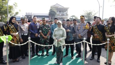 pembukaan pameran pelayanan di alon-alon kanigoro oleh bupati rini syarifah