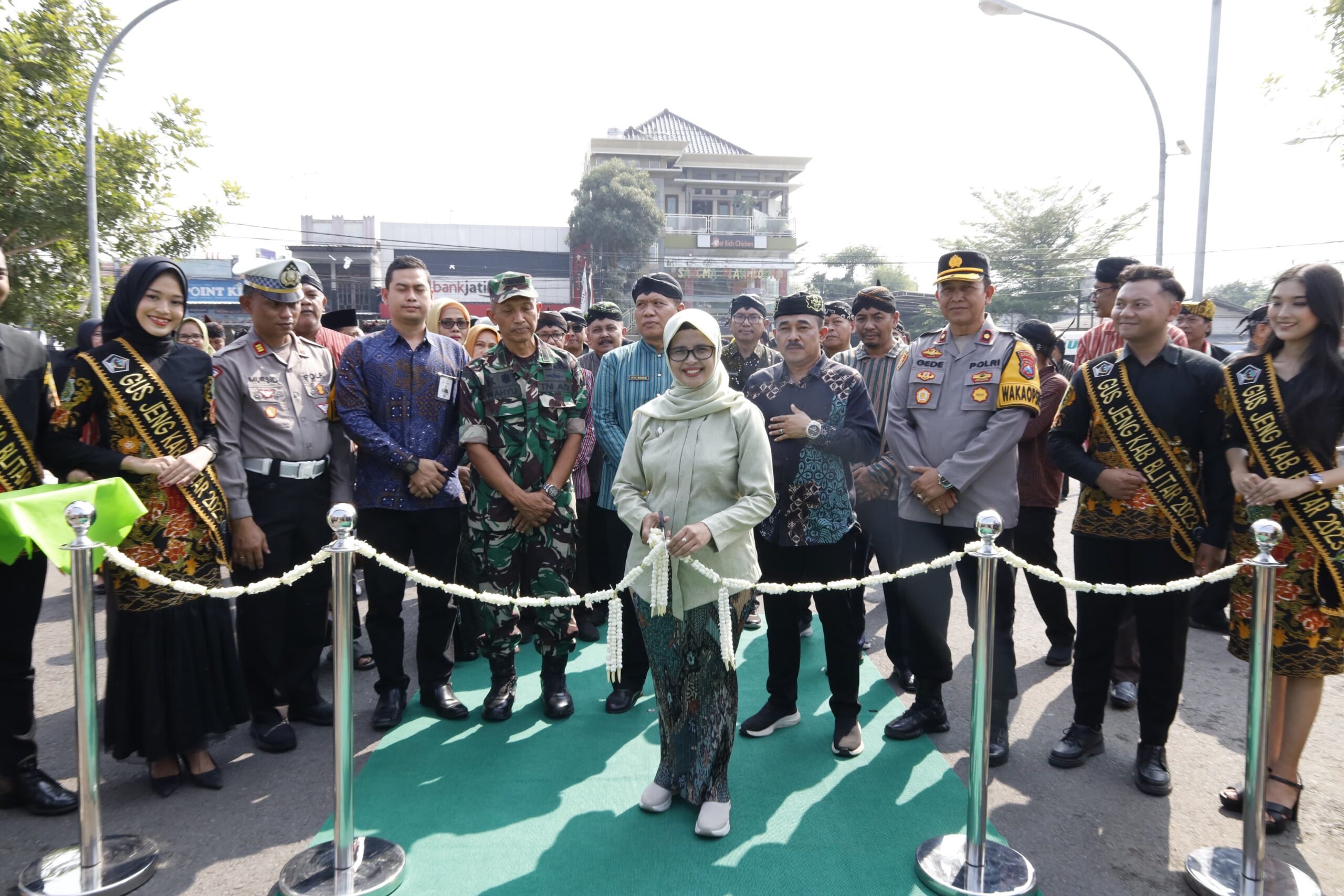 Hari Jadi Blitar, Pemkab Blitar Gelar Pameran Pelayanan Publik di Alun-alun Kanigoro  pembukaan pameran pelayanan di alon-alon kanigoro oleh bupati rini syarifah