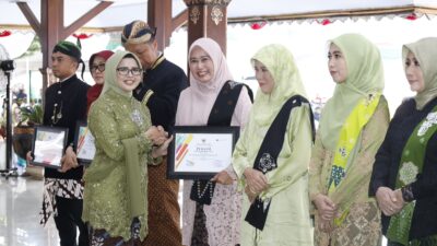 Bupati Blitar Menyerahkan Penghargaan