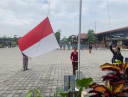 Gunakan Pakaian Adat Jawa Puluhan Warga Blitar Upacara Kemerdekaan di Pendopo Joglo Terbesar se-Dunia Gunakan Pakaian Adat Jawa Puluhan Warga Blitar Upacara Kemerdekaan di Pendopo Joglo Terbesar se-Dunia