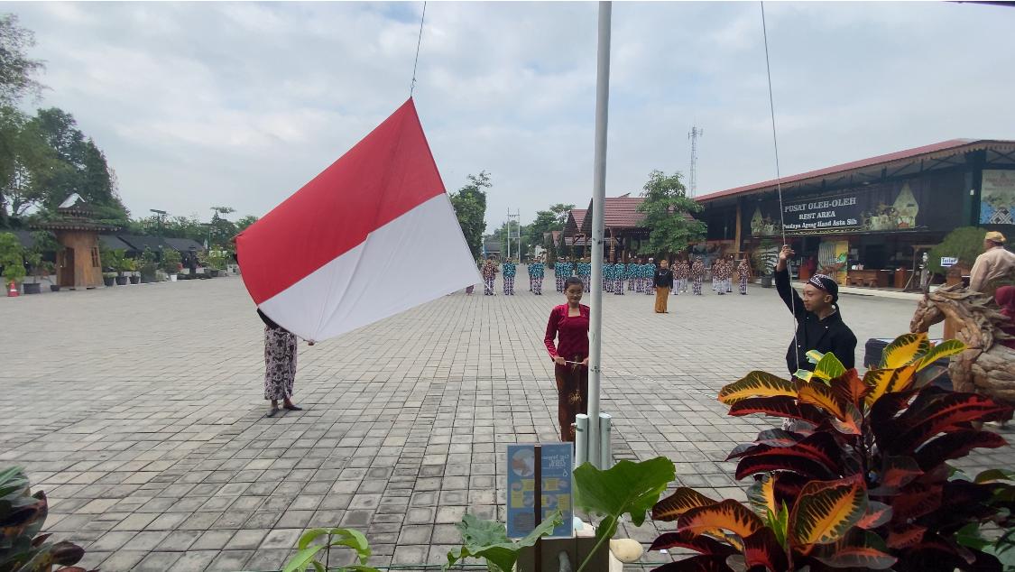 Gunakan Pakaian Adat Jawa Puluhan Warga Blitar Upacara Kemerdekaan di Pendopo Joglo Terbesar se-Dunia Pengibaran Bendera Merah