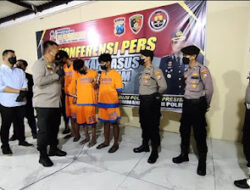 5 Oknum Anggota Silat, Berlagak Seperti Gengster, Rusak Motor, Pukuli Warga Resahkan Warga Sidoarjo 5 Oknum Anggota Silat, Berlagak Seperti Gengster, Rusak Motor, Pukuli Warga Resahkan Warga Sidoarjo