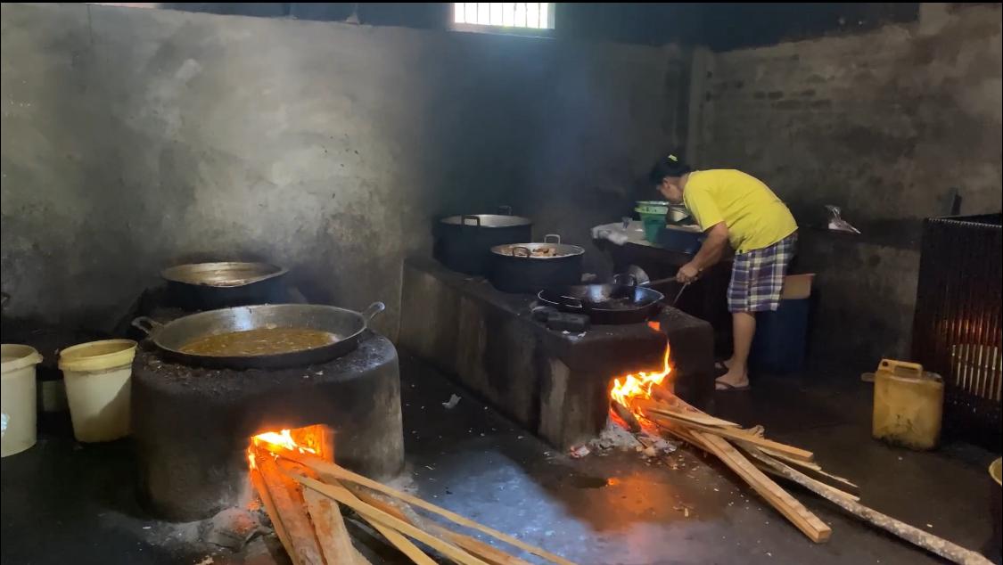 5 Rekomendasi Tempat Kuliner di Blitar yang Rasanya Unik dan Nikmat, Wajib Anda Coba Warung Makan Blendi Tewel Martumi Memasak Mengunakan Cara Tradisional