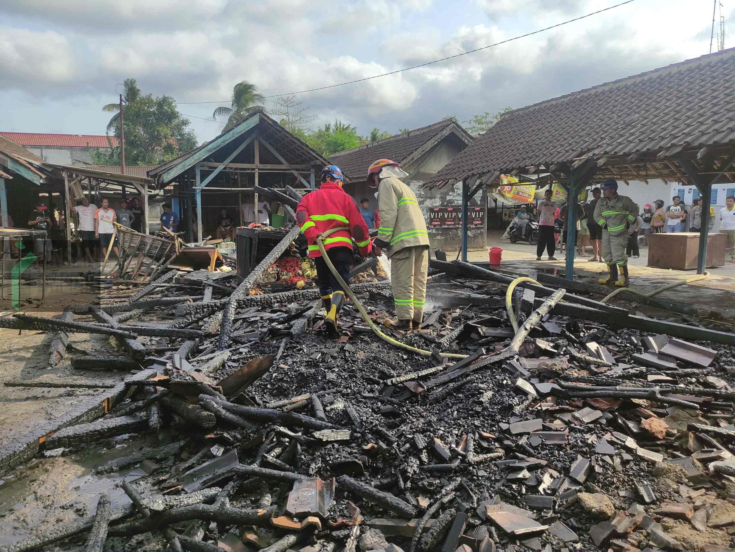 Pasar Ngadri Terbakar, Warga Panik Melihat Kepulan Asap 2e37c5ba bb73 46b0 9c10 f6937aa06ae0 scaled