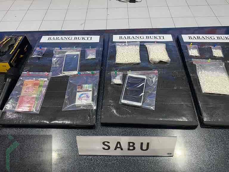 Barang Bukti Pil Dobel L dan Sabu-Sabu