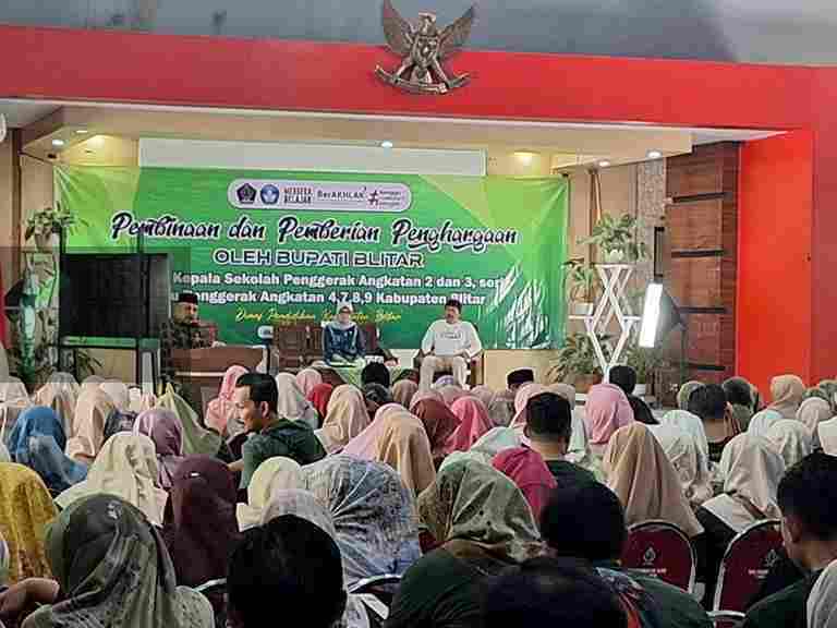 Dinas Pendidikan Kabupaten Blitar Bergemuruh Yel-yel "Tetap Cinta Mak Rini" 446 Guru Dinas Pendidikan Kabupaten Blitar Memberikan Penghargaan terhadap Kepala Sekolah dan Guru Penggerak se Kabupaten Blitar