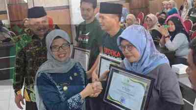 Bupati Blitar Rini Syarifah Serahkan Penghargaan