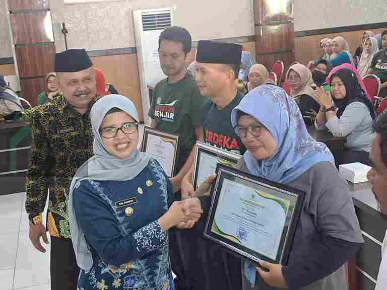 Dinas Pendidikan Kabupaten Blitar Bergemuruh Yel-yel "Tetap Cinta Mak Rini" 446 Guru Bupati Blitar Rini Syarifah Serahkan Penghargaan