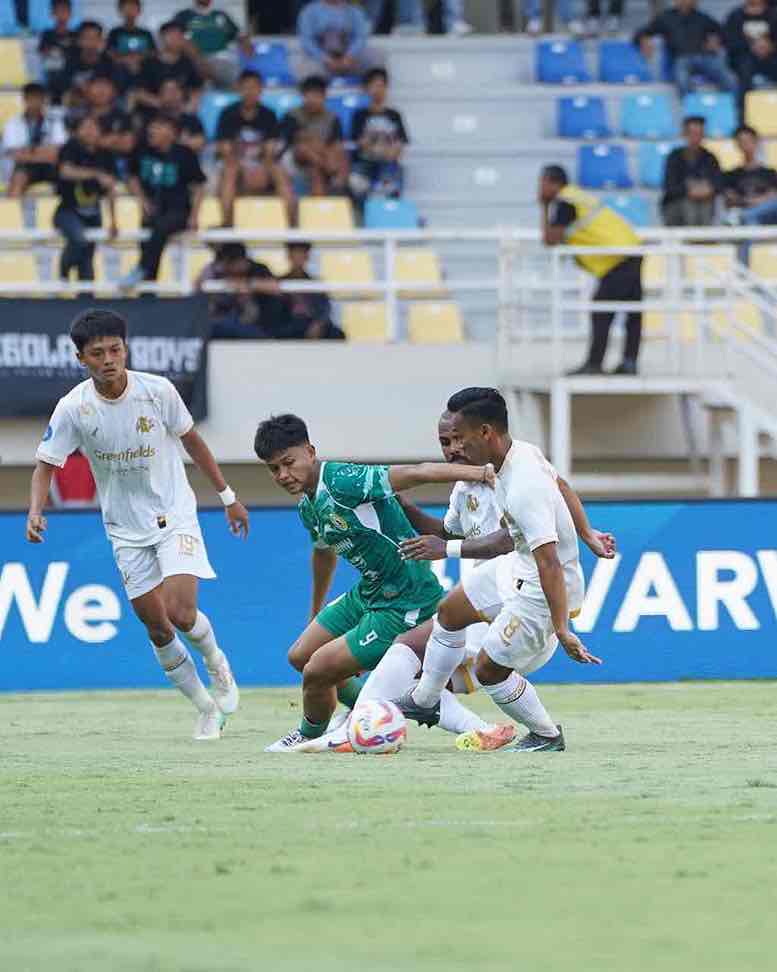 Arema FC Kalah Telak dari Tim Papan Bawah PSS Sleman Hokky Caraka Pemain PSS Sleman Mencetak 2 gol saat Menjamu Arema FC