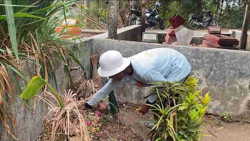 Santri Dilempar Kayu, Paku Menancap di Kepala Santri Sedalam 3 cm hingga Tewas Ikwal Mengunjungi Makam KEF Keponakannya