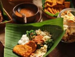 4 Tempat Makan Nasi Pecel Legendaris di Blitar 4 Tempat Makan Nasi Pecel Legendaris di Blitar