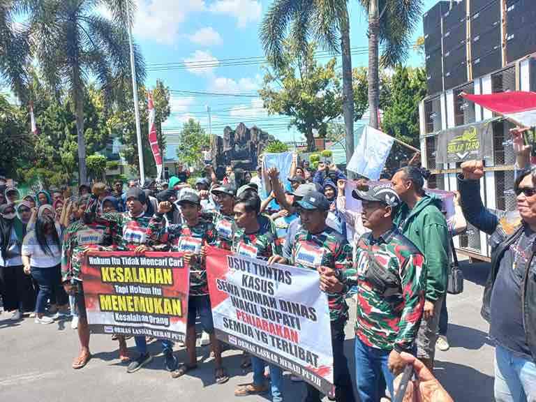 Ormas di Blitar Desak Kejari Kabupaten Blitar Usat Tuntas Kasus Dugaan Korupsi Di Kabupaten Blitar Ormas di Blitar Turun Jalan Mendesak Kejari Blitar Mengusut Tuntas Dugaan Korupsi di Kabupaten Blitar