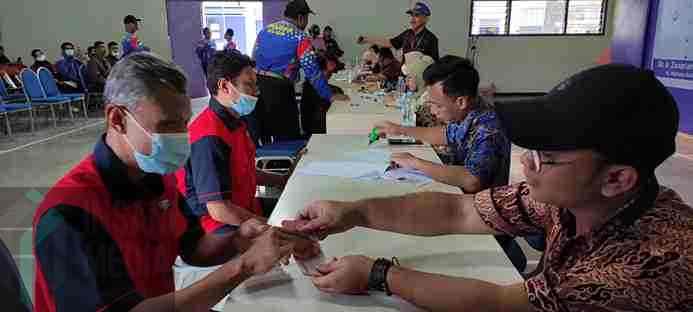 Dinsos Kota Kediri Dampingi Pendistribusian BLT Ribuan Buruh Rokok di Hari Kedua Dinas Sosial Kota Kediri kembali melakukan pendampingan sekaligus penyaluran Bantuan Langsung Tunai (BLT) kepada 1032 buruh rokok yang merupakan warga ber-KTP Kota Kediri