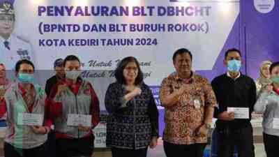 Dinsos Kota Kediri Dampingi Pendistribusian BLT Ribuan Buruh Rokok di Hari Kedua