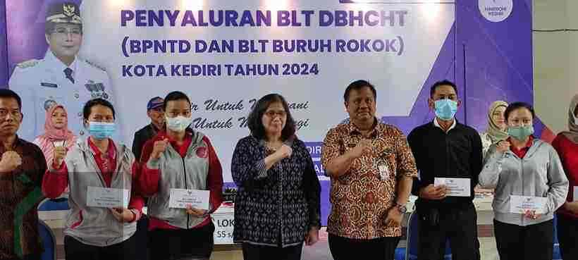 Dinsos Kota Kediri Dampingi Pendistribusian BLT Ribuan Buruh Rokok di Hari Kedua Dinas Sosial Kota Kediri kembali melakukan pendampingan sekaligus penyaluran Bantuan Langsung Tunai (BLT) kepada 1032 buruh rokok yang merupakan warga ber-KTP Kota Kediri
